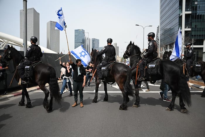 פרשי המשטרה חוסמים מפגינים ברחוב יגאל עלון בתל אביב / צילום: אור פרבוזניק