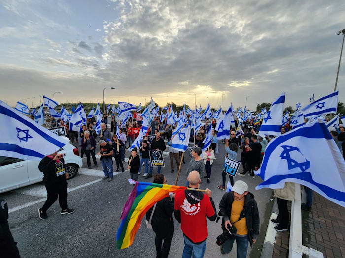 מפגינים חוסמים את גשר אלייקים / צילום: מחאת ההייטק מפגינים חוסמים את גשר אלייקים / צילום: מחאת ההייטק