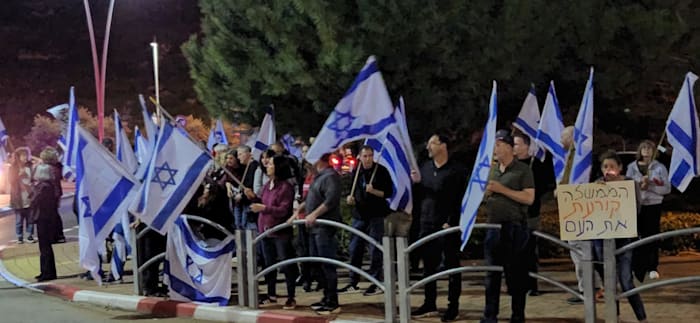 מפגינים מול ביתו של שר המשפטים יריב לוין במודיעין / צילום: תמונה פרטית מפגינים מול ביתו של שר המשפטים יריב לוין במודיעין / צילום: תמונה פרטית