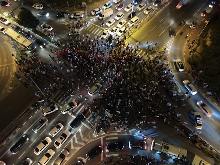 מפגינים חוסמים את צומת סביון / צילום: ברק דור