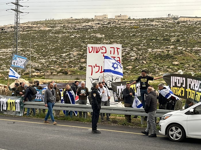 מפגינים הבוקר ליד קרית ארבע, מקום מגוריו של בן גביר