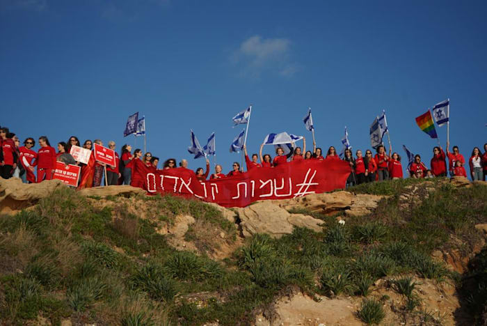 מיצג מחאה במחלף ינאי / צילום: טלי תמיר גל. באדיבות בונות אלטרנטיבה