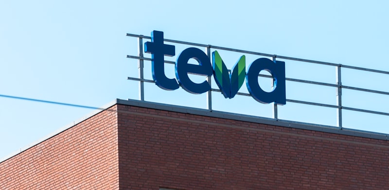 בניין חברת טבע / צילום: Shutterstock, Cineberg