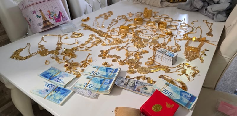 מזומן וזהב שנתפסו בפשיטת הענק / צילום: דוברות רשות המסים