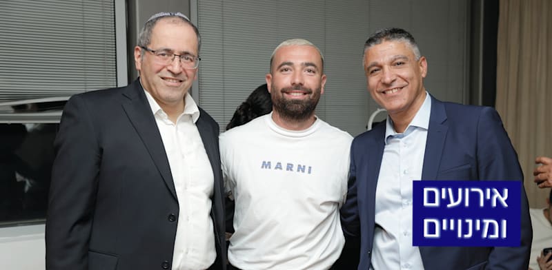 הזמר עומר אדם (במרכז) עם המנכ''ל משה לארי ומנהל החטיבה העסקית אופיר מורד / צילום: באדיבות מזרחי טפחות