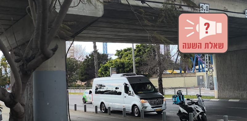 כלי רכב עוצרים מתחת לגשר בזמן אזעקה / צילום: פביו טרופה