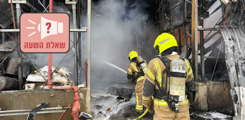 לוחמי אש מכבים את האש שפרצה לאחר פגיעת חלק יירוט באזור נאות חובב / צילום: כבאות והצלה לישראל