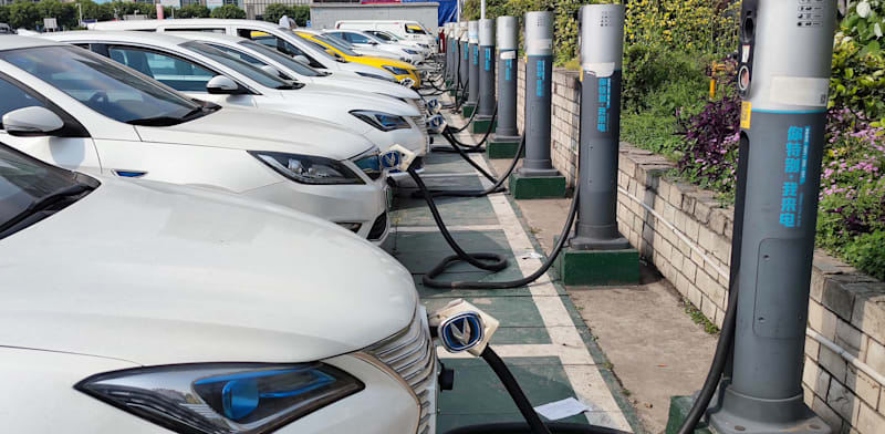 "מגרש עם מכוניות בטעינה / צילום: Shutterstock"