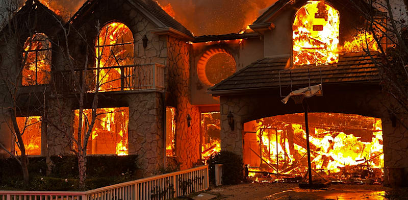 אחוזה בשכונת פלסיידס שבלוס אנג'לס עולה באש, אתמול (ד') / צילום: ap, Eugene Garcia