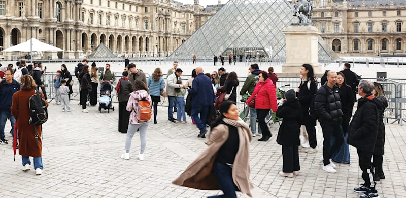 "מבקרים ממשיכים לזרום ללובר לאחר הפריצה / צילום: Reuters, Ameer Alhalbi"
