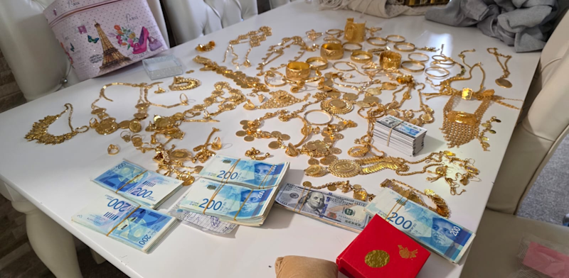 "מזומן וזהב שנתפסו בפשיטת הענק / צילום: דוברות רשות המסים"