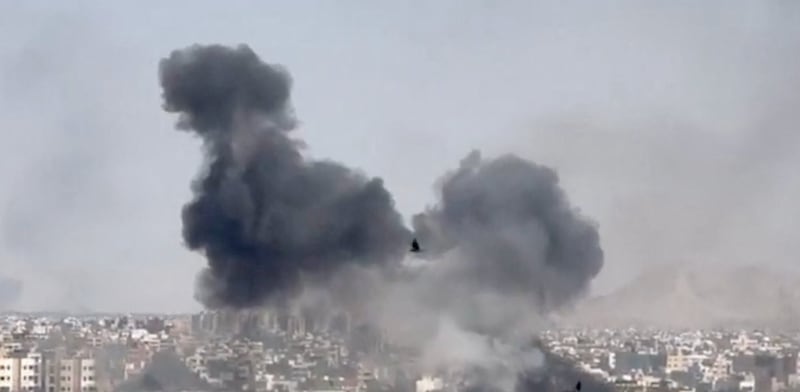 עשן מיתמר בעקבות פיצוצים בשדה תעופה באספהאן שבאיראן / צילום: Reuters, REUTERS