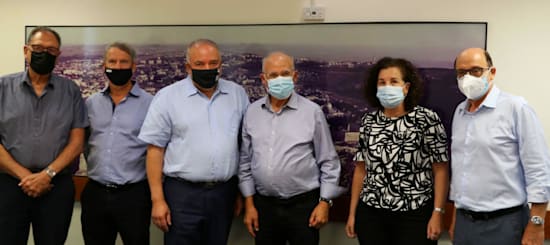 מימין: פרופ' אפרים צדקה, גב' ענת לוין, פרופ' יעקב פרנקל, השר אביגדור ליברמן, עו''ד ורו''ח אודי ברזילי, מר דוד בועז / צילום: תקשורת שר האוצר מימין: פרופ' אפרים צדקה, גב' ענת לוין, פרופ' יעקב פרנקל, השר אביגדור ליברמן, עו''ד ורו''ח אודי ברזילי, מר דוד בועז / צילום: תקשורת שר האוצר