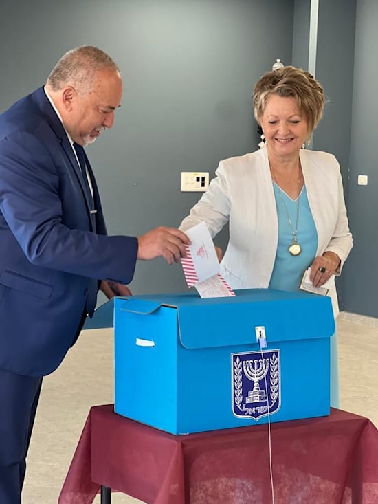 יו''ר ישראל ביתנו אביגדור ליברמן ורעייתו אלה בקלפי בנוקדים / צילום: יח''צ יו''ר ישראל ביתנו אביגדור ליברמן ורעייתו אלה בקלפי בנוקדים / צילום: יח''צ