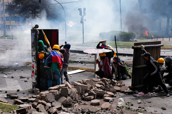 מפגינים נגד יוקר המחיה באקוודור אוחזים במגנים מאולתרים כדי להגן על עצמם מפני המשטרה / צילום: Associated Press, Dolores Ochoa