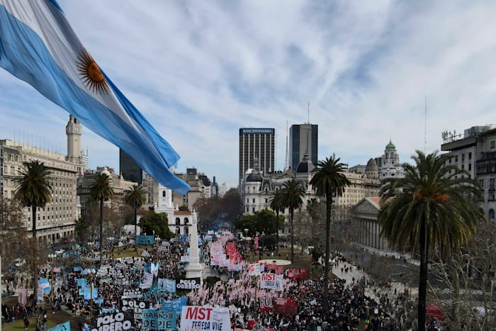מפגינים בבואנוס איירס, ארגנטינה שדורשים מהממשלה לקבל סיוע מקרן המטבע הבינלאומית כדי לצאת מהחוב העמוק שנמצאת בו / צילום: Associated Press, Natacha Pisarenko