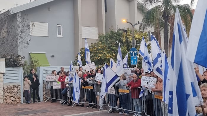 מפגינים מול בית של יו''ר ההסתדרות ארנון בר-דוד