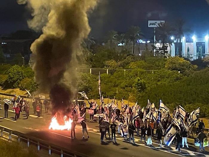 מפגינים על כביש 4 ליד צומת דרורים / צילום: תמונה פרטית