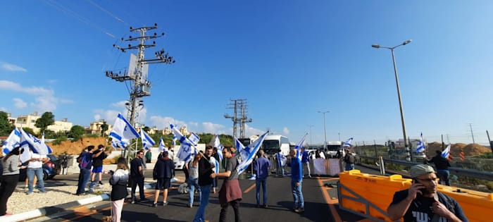 מפגינים חוסמים את כביש 4 ליד אבן יהודה / צילום: תמונה פרטית