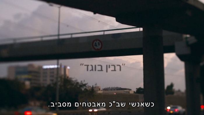 את הכיתוב ''רבין בוגד'' ריסס רביב תחת אבטחת שב''כ / צילום: מתוך הראיון בעובדה