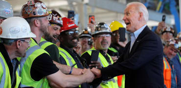 ביידן עם עובדי פיאט־קרייזלר במישיגן, מרץ. יסתייג מהסכמי סחר בינלאומיים שייפגעו בעובדי הצווארון הכחול / צילום: Reuters, BRENDAN MCDERMID