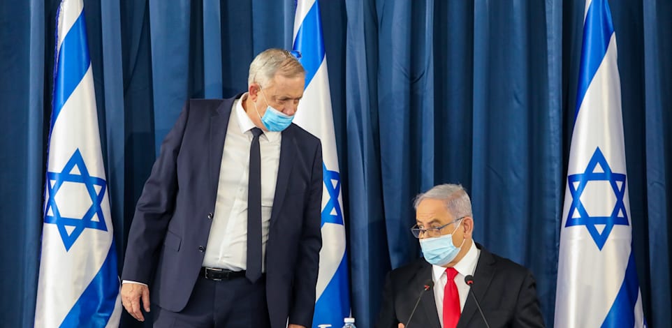 ראש הממשלה בנימין נתניהו ושר הביטחון בני גנץ. לפי ההסכם הרוטציה צריכה לצאת לפועל בעוד שנה / צילום: מארק ישראל סלם - הג'רוזלם פוסט