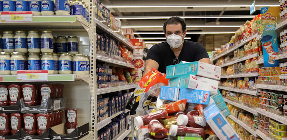 קניות בסופרמרקט יוחננוף בת"א בצל נגיף הקורונה / צילום: כדיה לוי