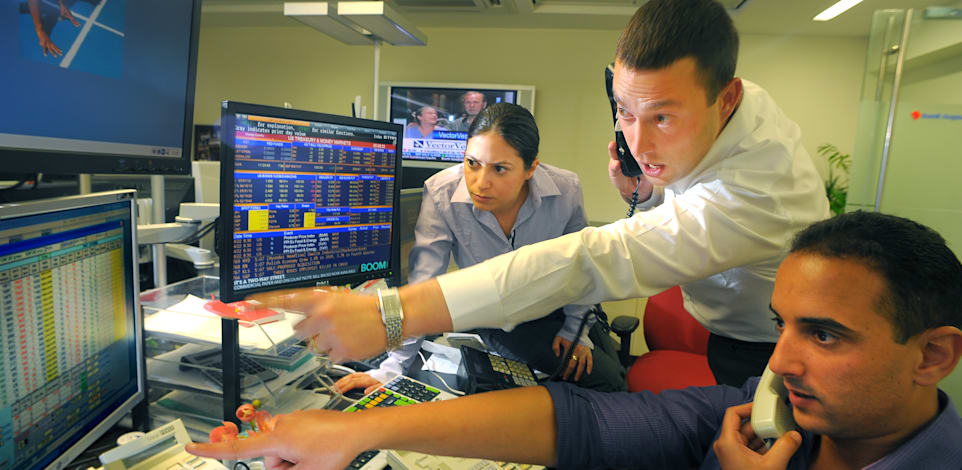 חדר מסחר בניירות ערך. כששוקי המניות נפלו, המוסדיים היו צריכים גישה מהירה לדולרים / צילום: איל יצהר