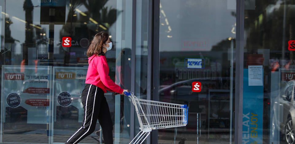 לקוחה בביג בפרדס חנה, לאחר פתיחת מרכזי הקניות הפתוחים / צילום: שלומי יוסף