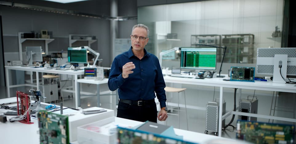 ג‘וני סרוג‘י / צילום: צילום מסך מהאירוע של אפל