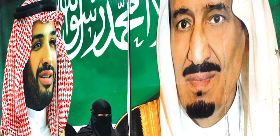 שלט רחוב של המלך סלמן (מימין) ובנו מוחמד. פער הדורות משתקף ביחס לישראל / צילום: Associated Press, Amr Nabil