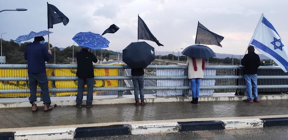 מפגינים נגד נתניהו והשחיתות השלטונית בצומת המוביל / צילום: הדגלים השחורים