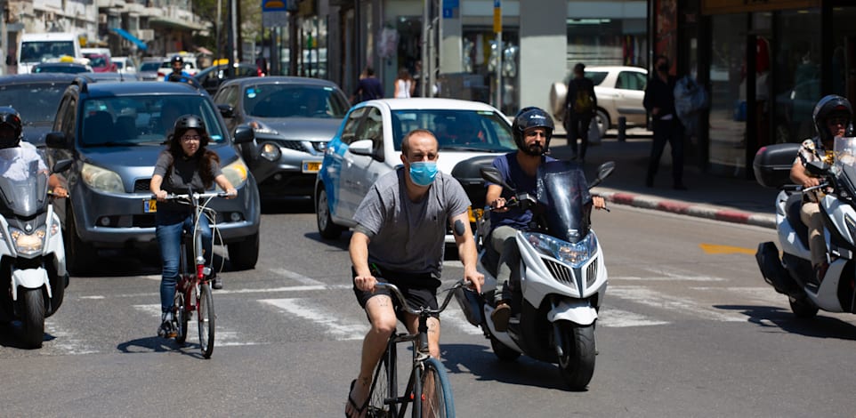 רחוב בתל אביב. גידול בכלי תחבורה זעירים / צילום: Shutterstock