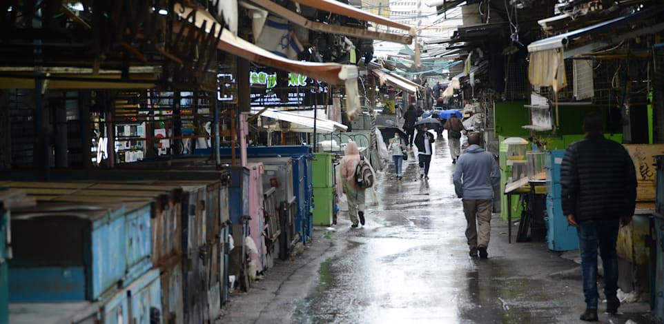 שוק הכרמל ת"א - חנויות פתוחות לצד בסטות סגורות / צילום: איל יצהר