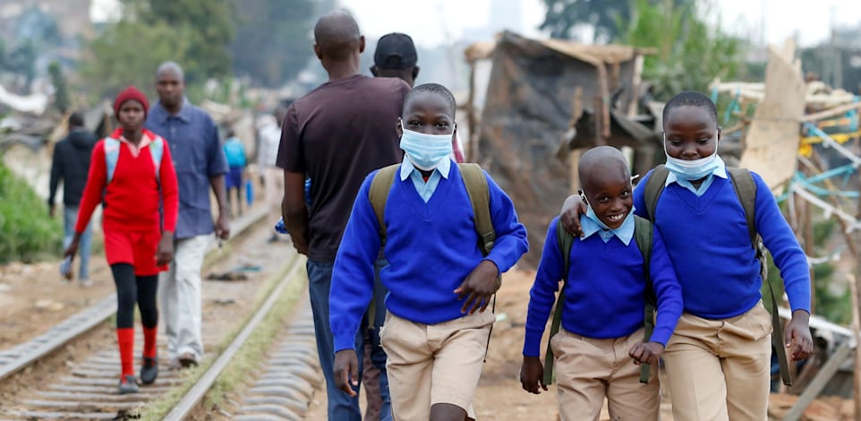 תלמידים בדרך לבית הספר בניירובי, קניה בחודש אוקטובר / צילום: Reuters, THOMAS MUKOYA