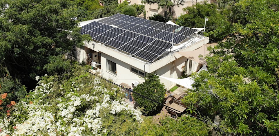 מערכת סולארית על גג בית פרטי. ישראל לא עומדת ביעדים / צילום: Volta Solar