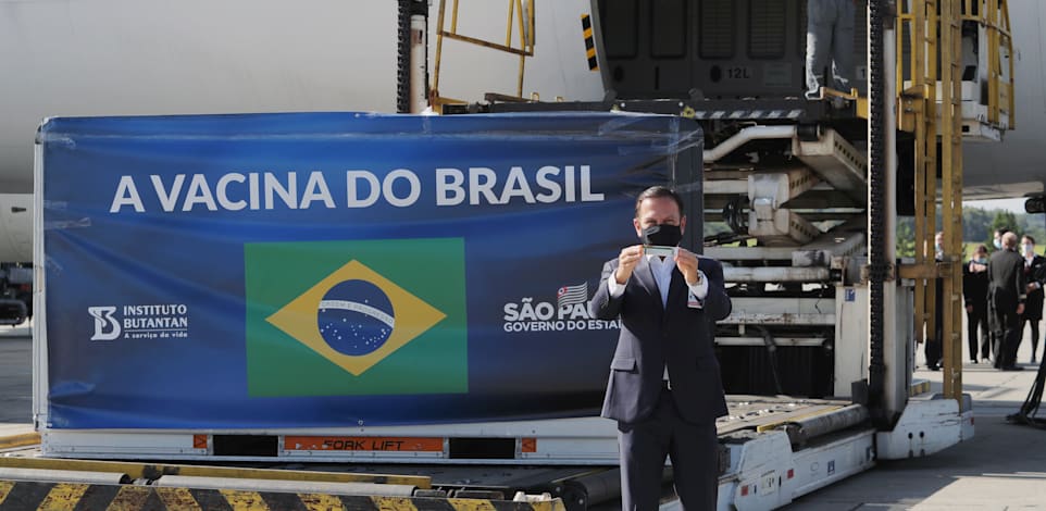 מושל סאו פאולו ז'ואאו דוריה מקבל את משלוח החיסונים של סינובאק / צילום: Reuters, Amanda Perobelli