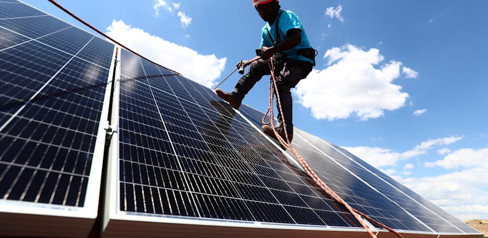 התקנת גג סולארי בספרד. הכנסה בטוחה לדיירים / צילום: Reuters, Sergio Perez