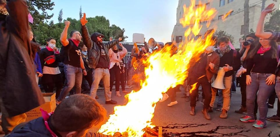 מפגינים נגד השחיתות השלטונית מול מעון ראש הממשלה ברחוב בלפור ירושלים / צילום: הדגלים השחורים