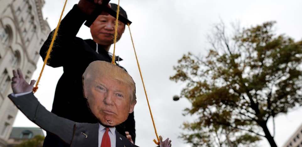 מפגין בוושינגטון מחופש לנשיא סין, שי ג'ינגפינגג ומשחק במריונטה של הנשיא דונלד טראמפ, אוקטובר. ב־2028 סין תחלוף על פני ארה״ב, ותהפוך לכלכלה הגדולה בעולם / צילום: Reuters, CARLOS BARRIA