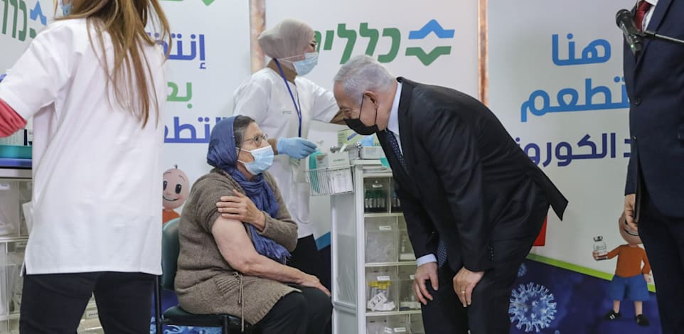 בנימין נתניהו במתחם חיסוני קורונה קופת חולים כללית טירה / צילום: תומר אפלבאום - הארץ