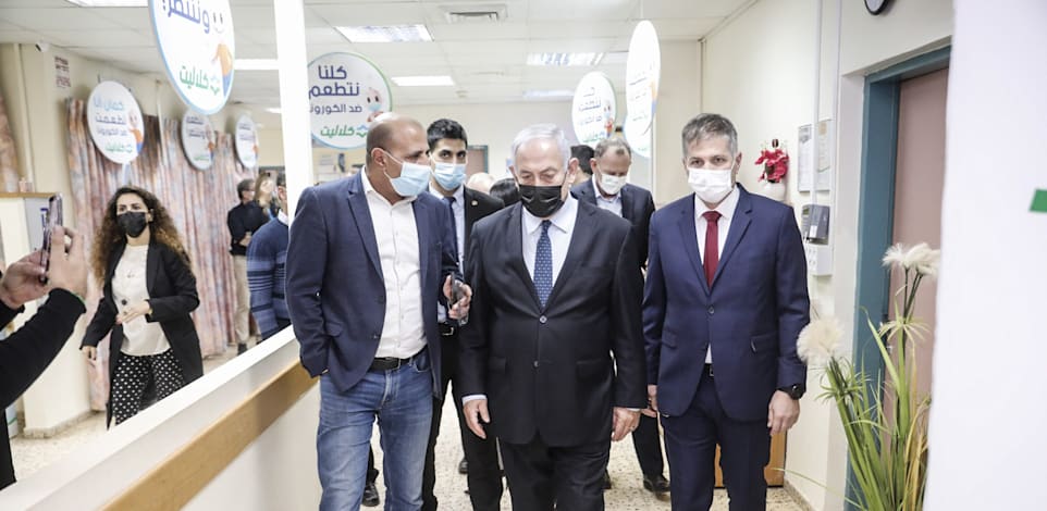 בנימין נתניהו במתחם חיסוני קורונה קופת חולים כללית טירה / צילום: תומר אפלבאום - הארץ