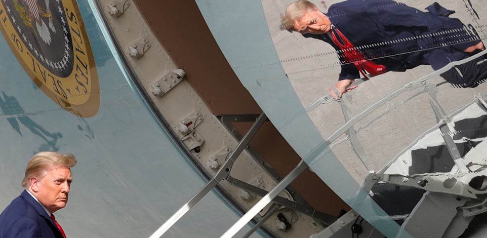 טראמפ עולה על מטוס בפאלם ביץ' בפלורידה בחמישי. למרות התרגילים של הרגע האחרון, הקונגרס יאשר את הבחירה בביידן / צילום: Reuters, TOM BRENNER