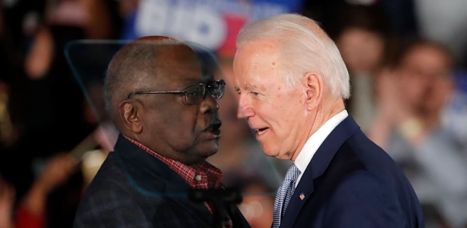 ג'יימס קלייבורן עם ג'ו ביידן / צילום: Associated Press, Gerald Herbert