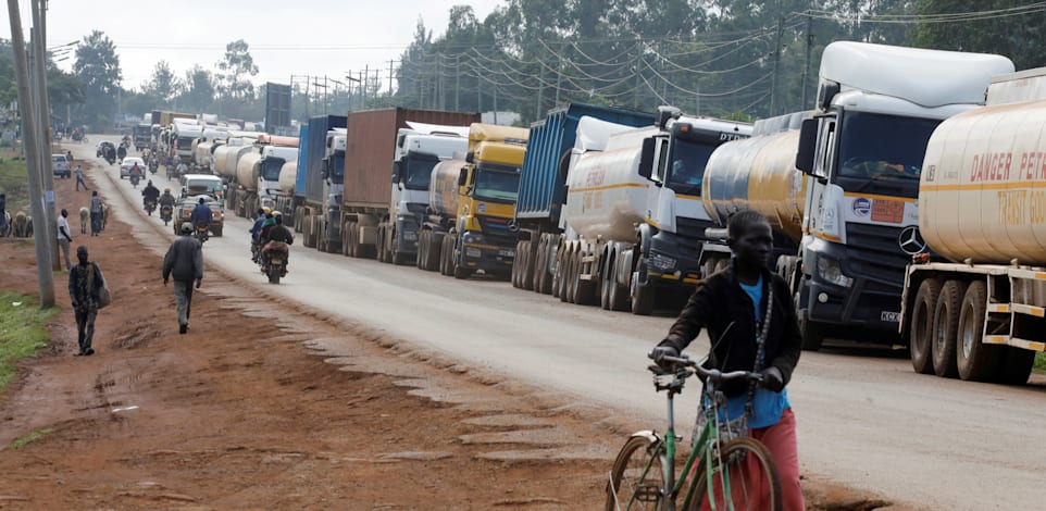 משאיות ממתינות בפקק  של 10 קילומטר בדרך  לגבול בין קניה לאוגנדה בנובמבר / צילום: Reuters, BAZ RATNER