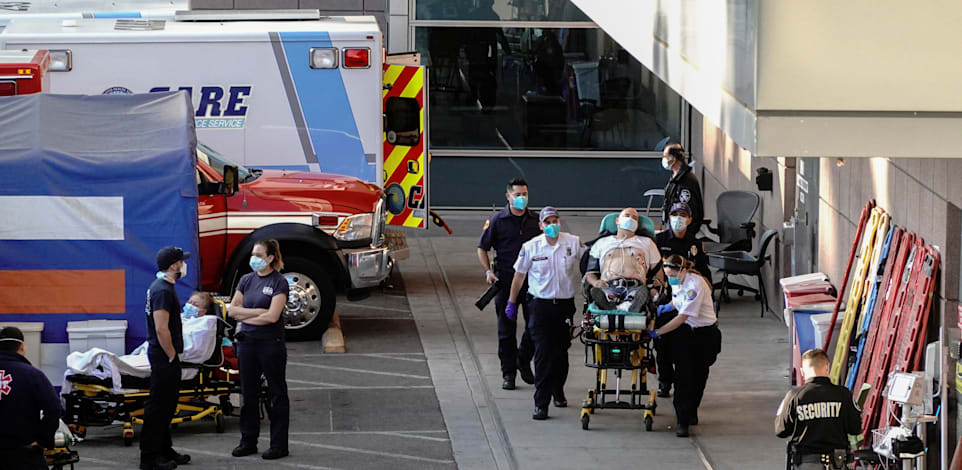 כניסה לחדר טיפול נמרץ בלוס אנג'לס. לפי הערכות, אחד מכל 17 תושבי העיר חולה בקורונה / צילום: Reuters, BING GUAN