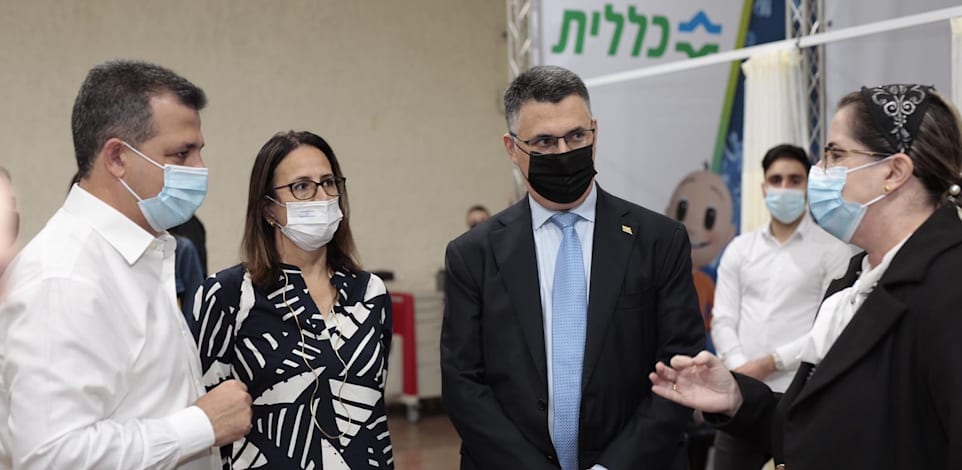 סער במרכז חיסונים של הכללית. עדיין לא החליט / צילום: חיים ורסאנו