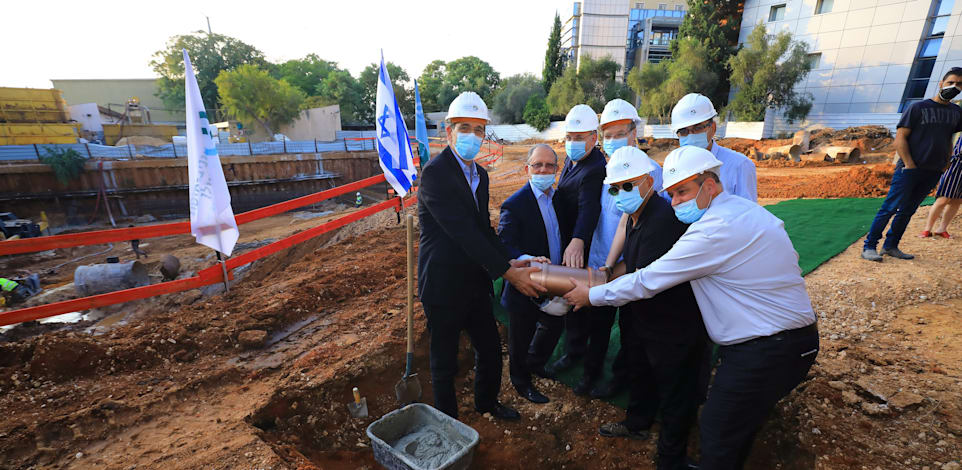 הטמנת קפסולת הזמן של אונ' בר–אילן / צילום: שלומי מזרחי