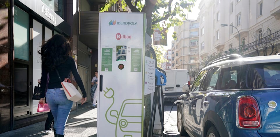 רכב חשמלי בעמדת טעינה של Iberdrola ־ אחת החברות הגדולות בעולם בתחום האנרגיה הירוקה / צילום: Reuters, Vincent West