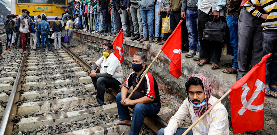 חקלאים בהודו חוסמים מסילת רכבת / צילום: Bikas Das